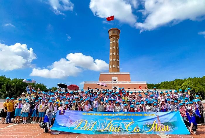 Công ty TNHH Thương mại - Dịch vụ Vietnice tổ chức tour đưa du khách tham quan Khu Du lịch Mũi Cà Mau (xã Ðất Mũi).
