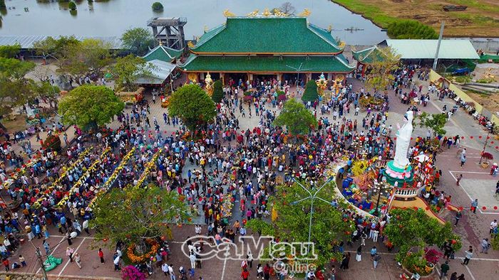 Khu Quán âm Phật đài (phường Hiệp Thành) đón lượng lớn khách hành hương dịp đầu năm.