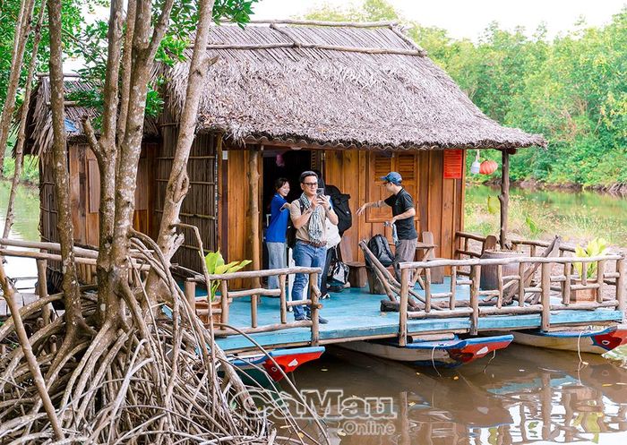 Du khách hào hứng trải nghiệm du lịch rừng tại Ðiểm du lịch sinh thái Hoàng Hôn.