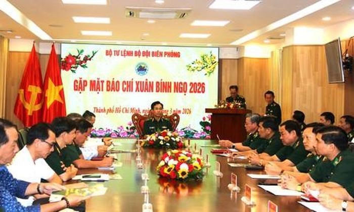 Thiếu tướng Vũ Quốc Ân - Phó Chính ủy Bộ Tư lệnh BĐBP chủ trì buổi gặp mặt