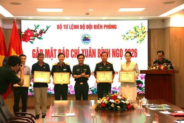 Bộ đội Biên phòng trao Bằng khen cho các tập thể, cá nhân có thành tích xuất sắc trong hoạt động tuyên truyền