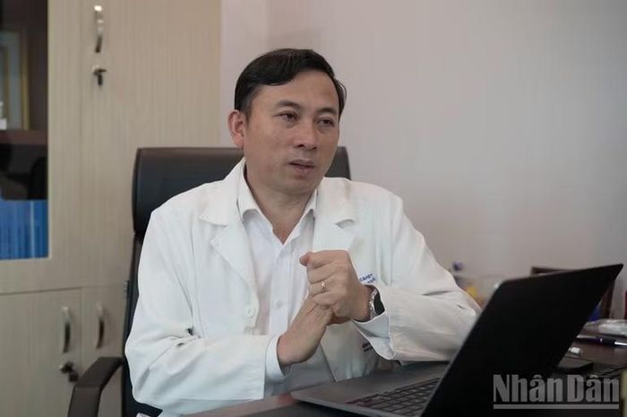PGS,TS,BS Hoàng Bùi Hải, Giám đốc Trung tâm Cấp cứu và Hồi sức tích cực, Bệnh viện Đại học Y Hà Nội chia sẻ về nguy cơ gây ra bởi hút thuốc khi chơi thể thao.