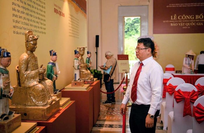 Công chúng thưởng lãm bộ tượng gốm men nhiều màu Tam quan Đại Đế được trưng bày tại Bảo tàng TP.HCM. Ảnh: Anh Tú