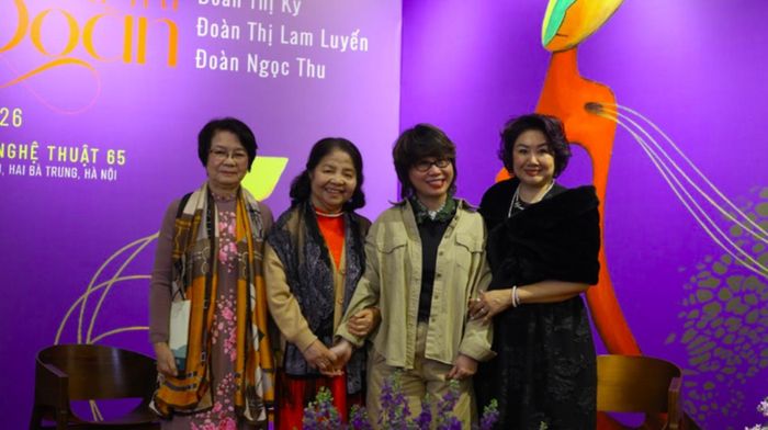 Bà Nguyễn Thúy Hằng, Giám đốc Nhà xuất bản Hội Nhà văn (thứ hai từ phải qua) chụp ảnh kỷ niệm cùng các nữ tác giả. Ảnh: nhandan
