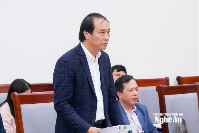 Đại diện Sở Dân tộc và Tôn giáo báo cáo Chương trình mục tiêu Quốc gia phát triển kinh tế - xã hội vùng đồng bào dân tộc thiểu số và miền núi giai đoạn 2021 – 2025 được kéo dài sang năm 2026. Ảnh: TL