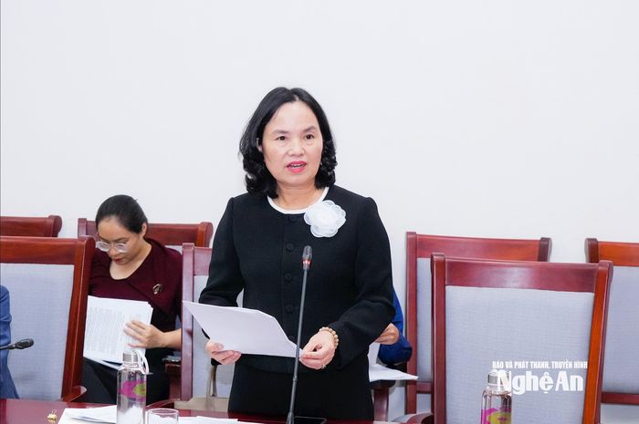 Đồng chí Võ Thị Nhung - Phó Giám đốc Sở Nông nghiệp và Môi trường báo cáo nguồn vốn giảm nghèo. Ảnh: TL