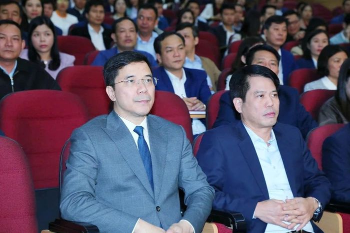Phó Bí thư Thường trực Tỉnh ủy Nguyễn Hồng Phong và Trưởng Ban Tuyên giáo và Dân vận Tỉnh ủy Đào Xuân Yên dự hội nghị.