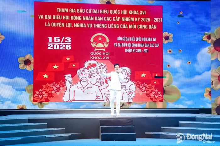 Đơn ca Ngày toàn dân ta đi bầu. Ảnh: My Ny
