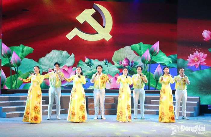 Ca cổ Tự hào ta có Đảng. Ảnh: My Ny
