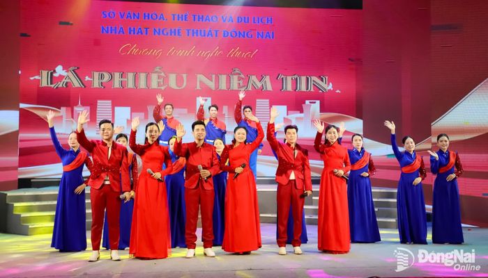 Các nghệ sĩ, diễn viên Nhà hát Nghệ thuật Đồng Nai tham gia biểu diễn tuyên truyền bầu cử đại biểu Quốc hội và đại biểu HĐND các cấp. Ảnh: My Ny