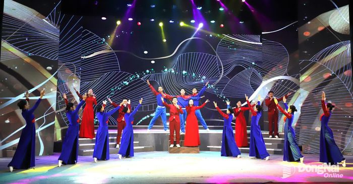 Ca múa Khát vọng hùng cường. Ảnh: My Ny