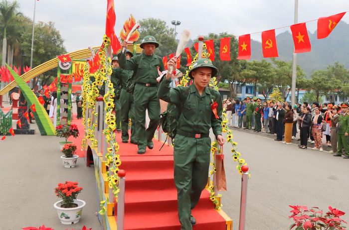 Thanh niên nhập ngũ bước qua Cầu vinh quang.