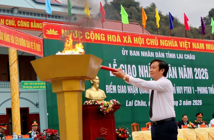 Đồng chí Đinh Quang Tuấn - Tỉnh ủy viên, Bí thư Đảng ủy xã Phong Thổ thắp đuốc khai mạc tại lễ giao nhận quân.