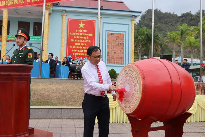 Đồng chí Lê Hữu Hồng - Chủ tịch UBND xã Phong Thổ đánh trống khai mạc.