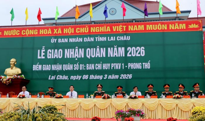 Đại biểu dự lễ giao nhận quân.