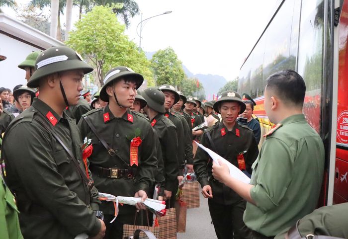 Đơn vị nhận quân kiểm tra quân số công dân lên đường nhập ngũ.