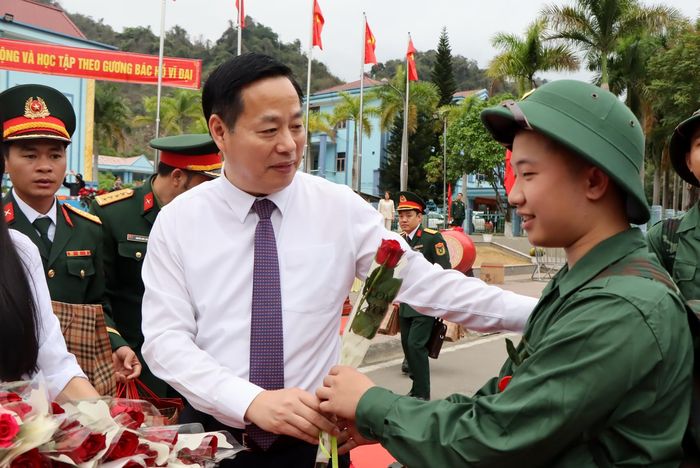 Đồng chí Hà Quang Trung - Phó Bí thư Tỉnh ủy, Chủ tịch UBND tỉnh tặng hoa tân binh trước khi lên đường nhập ngũ.