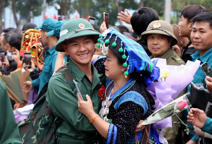 Thanh niên bịn rịn chia tay người thân lên đường nhập ngũ.