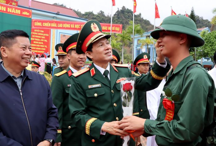 Thiếu tướng Nguyễn Hồng Thái, Phó Chính ủy Quân khu 2 động viên tân binh trước khi lên đường nhập ngũ.