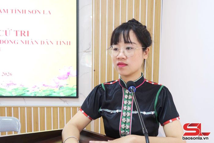 Ứng cử viên Tòng Thị Thởi, Bí thư Chi đoàn bản Hiên, xã Mường Khiêng trình bày chương trình hành động.
