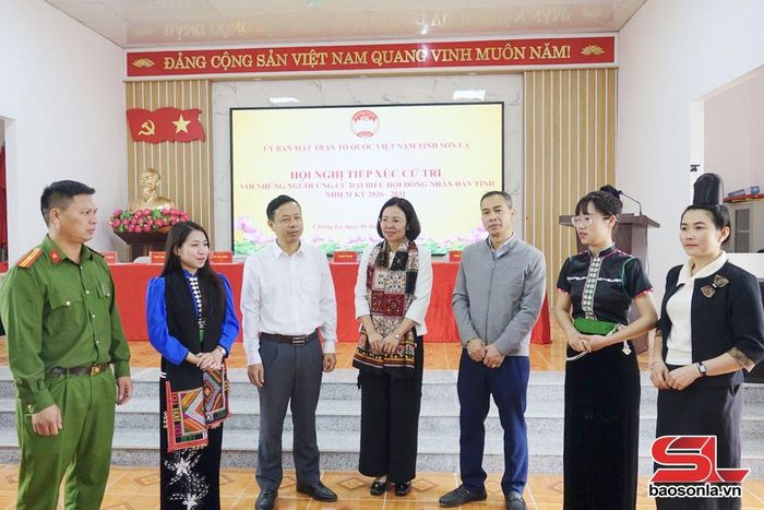 Các ứng cử viên trao đổi với cử tri xã Chiềng La.