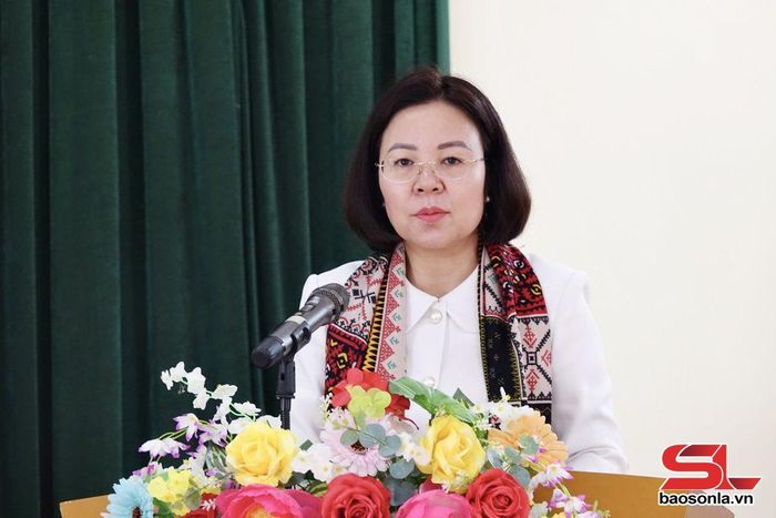 Ứng cử viên Hoàng Thị Đôi, Phó Trưởng đoàn Đại biểu Quốc hội tỉnh, trình bày chương trình hành động.