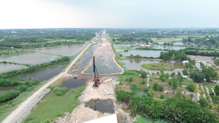 Một số đoạn tuyến Vành đai 3 phía Tây TP.HCM còn dang dở, các nhà thầu đang tập trung xử lý nền đất yếu để kịp tiến độ.