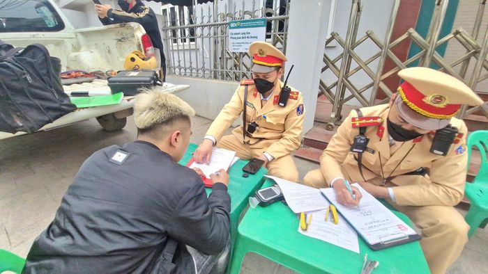Các trường hợp học sinh và thanh, thiếu niên vi phạm đều bị lực lượng CSGT Công an tỉnh Lạng Sơn lập biên bản, xử lý nghiêm theo quy định.