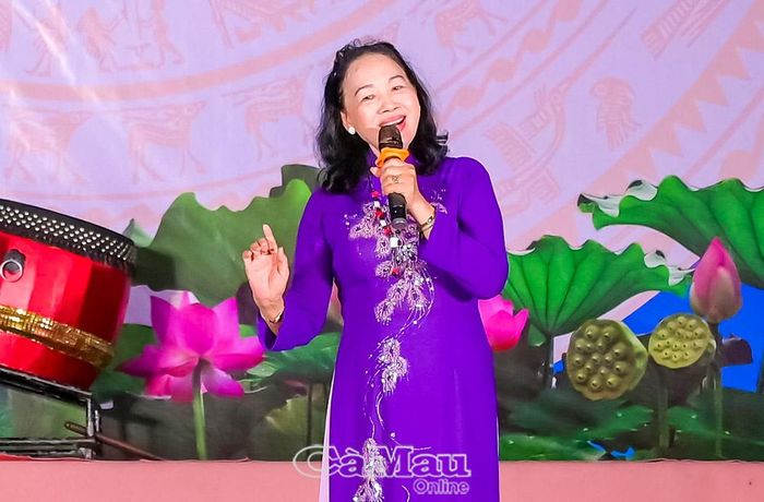 Bài thơ “Chiếc lá cuối mùa” (tác giả Nguyễn Thái Thuận) qua giọng ngâm ngọt ngào sâu lắng của Nghệ sĩ Thanh Xuân. (Ảnh: Quốc Bình)