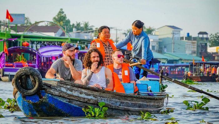 Khách du lịch tham quan chợ nổi Cái Răng. Ảnh: Duy Tân