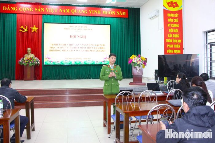Công tác tuyên truyền phòng cháy, chữa cháy và cứu nạn, cứu hộ cho các tổ bầu cử được Đội Chữa cháy và cứu nạn, cứu hộ khu vực số 31 triển khai trên toàn địa bàn phụ trách. Ảnh: MH