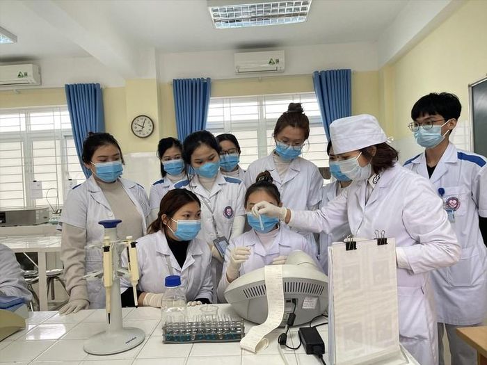 Người tham dự kỳ kiểm tra đánh giá năng lực hành nghề khám chữa bệnh năm 2027 cần có văn bằng chuyên môn Bác sỹ và đã hoàn thành việc thực hành khám bệnh, chữa bệnh theo quy định tại Điều 23 của Luật Khám bệnh, chữa bệnh năm 2023