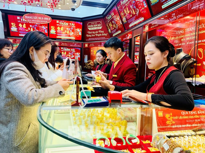  Giá vàng hôm nay (7-3) đảo chiều giảm mạnh, bán ra ở mức gần 184 triệu đồng/lượng. Ảnh minh họa: TTXVN 