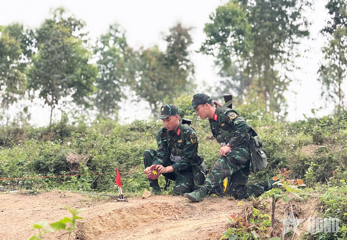 Đội Quân khu 3 tham gia thi nội dung Công binh vật cản.