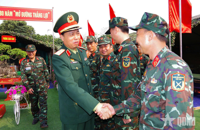 Thủ trưởng Bộ tư lệnh Quân khu 3 thăm, tặng quà đội tuyển tham gia hội thao.
