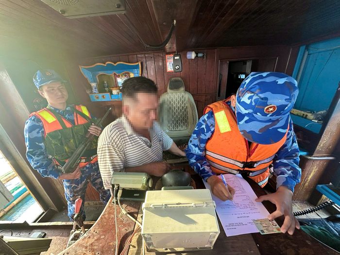  Lực lượng chức năng lập biên bản tạm giữ tàu BV 98768 TS 