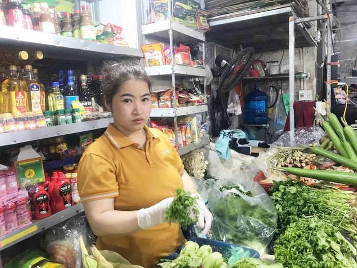 Chị Phạm Ngọc Tú cho biết: “Giá xăng tăng chi phí vận chuyển rau từ các vùng trồng về chợ cũng tăng theo". Ảnh: Vân Nguyễn