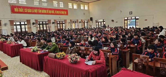 Quang cảnh buổi tuyên truyền, giáo dục về phòng chống tác hại của thuốc lá, thuốc lá điện tử đến sức khỏe của Trung tâm GDTX-Tin học và Ngoại ngữ tỉnh Lạng Sơn. Ảnh NTCC.
