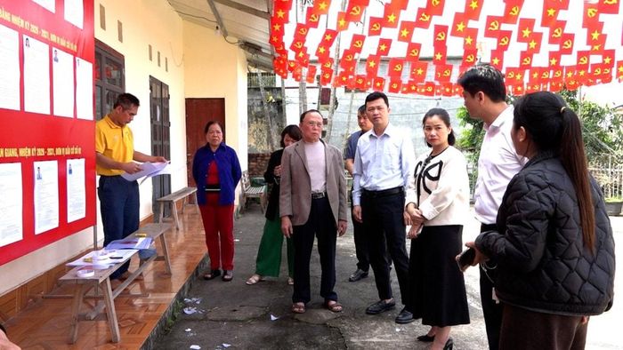 Ông Trịnh Sỹ Tài, Bí thư Đảng ủy, Chủ tịch HĐND phường Tân Giang cùng đoàn kiểm tra công tác bầu cử