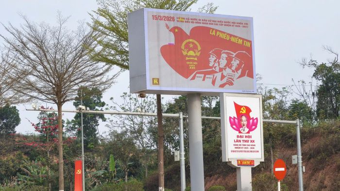Cờ hoa, khẩu hiệu trang hoàng, sẵn sàng cho ngày hội non sông 15/3/2026.