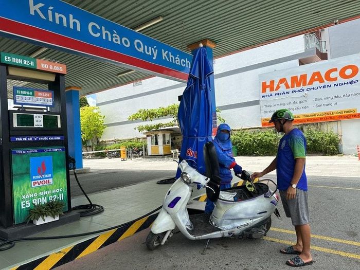 Giá xăng tăng 7% trở lên, giá sẽ được điều chỉnh "bất thường". Ảnh: DNSG