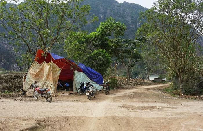 Người dân từng nhiều lần dựng lán chặn xe chở rác vào nhà máy vì bị ảnh hưởng bởi mùi hôi, ruồi nhặng.