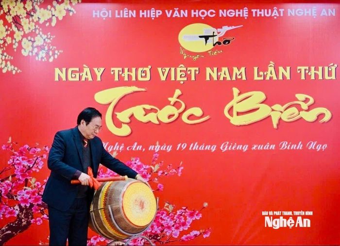 Nhà thơ Hồ Mậu Thanh – Chủ tịch Hội Liên hiệp Văn học Nghệ thuật Nghệ An đã đánh trống khai mạc Ngày thơ Việt Nam lần thứ XXIV tại Nghệ An. Ảnh: Võ Khánh