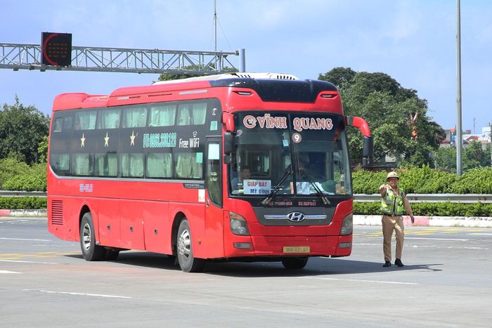 CSGT sẽ trực tiếp chạy thử ô tô khách giường nằm trên quốc lộ miền núi để đánh giá an toàn. Ảnh: Đình Hiếu