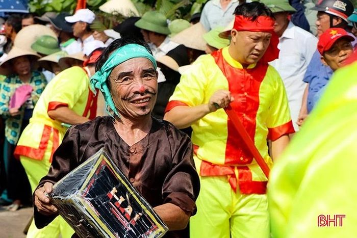 Nghệ nhân dân gian Hoàng Ngọc Chung - ngư dân làng biển Cẩm Nhượng (Thiên Cầm) có hàng chục năm gắn bó với vai hề trong diễn xướng Hò chèo cạn.