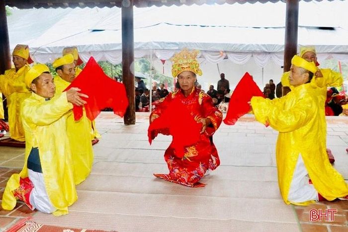 Các bậc cao niên, tiến hành nghi lễ tại lễ Báo ân Đô đài Ngự sử Bùi Cầm Hổ.