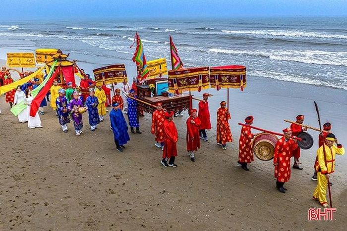 Lễ hội với những nghi thức và các trò diễn xướng truyền thống đã làm nên những giá trị văn hóa đặc sắc cho miền quê Hà Tĩnh.