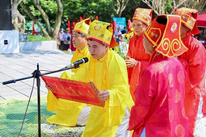 Từ những buổi tập luyện nghiêm túc, chủ tế và các bồi tế đã thực hành nghi lễ cúng tế ở Lễ hội Hải Thượng Lãn Ông một cách trang trọng.