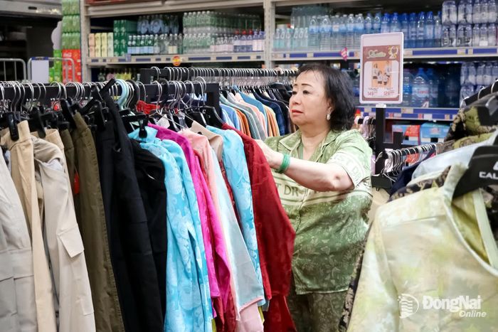 Người tiêu dùng lựa chọn sản phẩm hàng Việt tại Siêu thị MM Mega Market Biên Hòa. Ảnh: Vương Thế