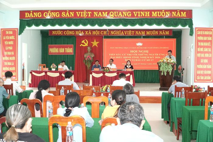 Hội nghị tiếp xúc cử tri tại phường Hàm Thắng